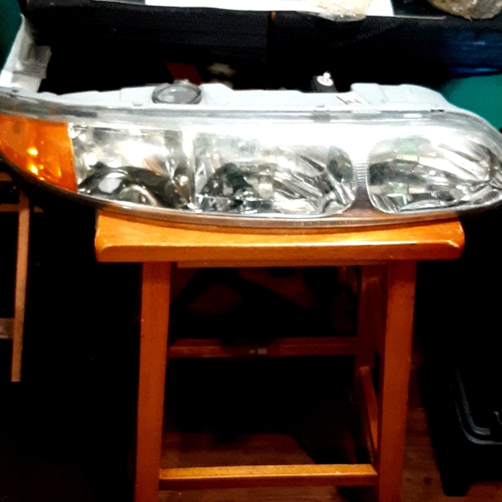 2000 Olds alero passenger side head lamp assembly